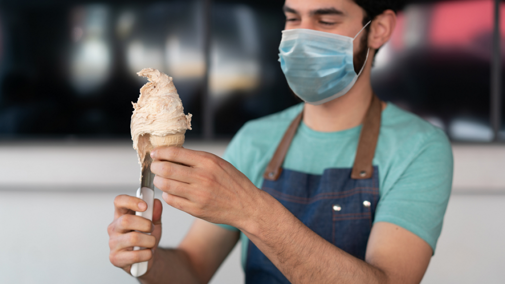 An employee serve an ice cream scoop